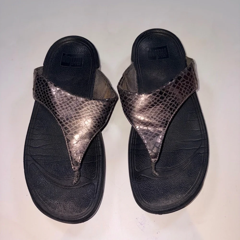 FitFlop Pietra Sandals 8 Pewter Snake Print Metallic Wedge Thong Comfort